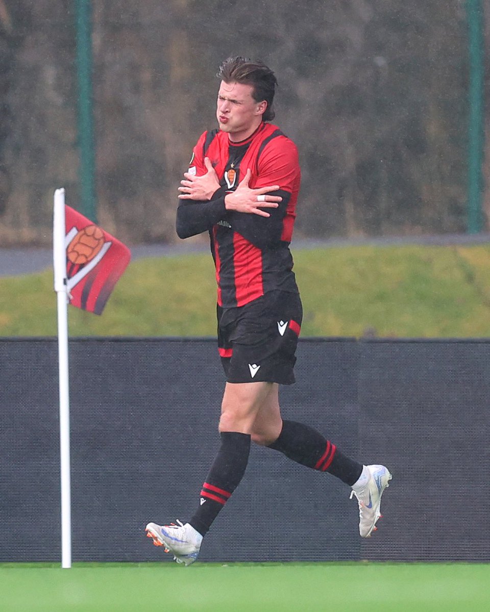 ⚽️ Gunnarsson. Cold 🥶#UECL | <a href="/vikingurfc/">Víkingur</a>