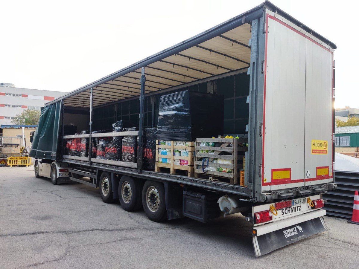 AytoRivas's tweet photo. 🖤Rivas se vuelca con los municipios afectados por la dana: 15 empleados de Mantenimiento y 18 agentes de @policiaderivas trabajan en la zona con un convoy de vehículos y maquinaria municipal. Se han recogido más de un centenar de palets con ayuda: https://t.co/yJhHVCK6ap https://t.co/Uy3LWNHDPQ