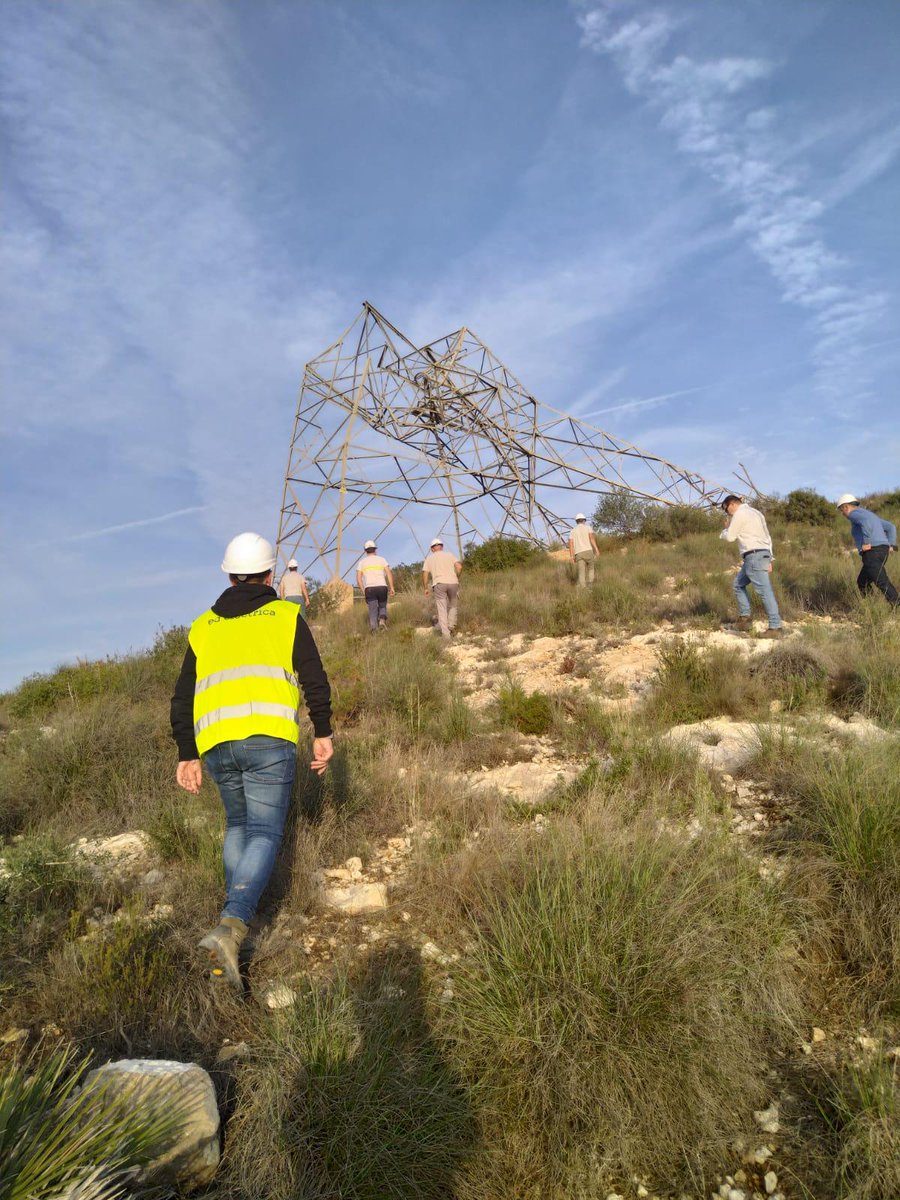 RedElectricaREE's tweet photo. 🔵Continuamos con nuestras labores en la provincia de #Valencia para reforzar el sistema eléctrico, tras el impacto de la #Dana ⤵️

1⃣Afianzamos las instalaciones que han sufrido daños
2⃣Ejecutamos circuitos provisionales de emergencia
3⃣ Replanteamos reposición de los apoyos afectados
4⃣ Evaluamos, mediante ensayos, el estado de una subestación tras el temporal.

↪️ Trabajos con los que seguimos reparando la red de transporte y robusteciendo el sistema eléctrico valenciano. ¡Estamos con la Comunitat! 
#MoltaForçaValència
