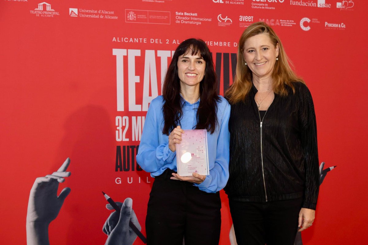 Hoy hemos entregado el Premio SGAE de Teatro ANA DIOSDADO, en su VI edición, a la dramaturga Laura Garmo, por su obra Mi madre no existe, dentro de la Muestra de Teatro Español de autores contemporáneos Guillermo Heras, en Alicante. <a href="/fundacionsgae/">PAlHl</a> <a href="/sgaeactualidad/">SGAE</a>