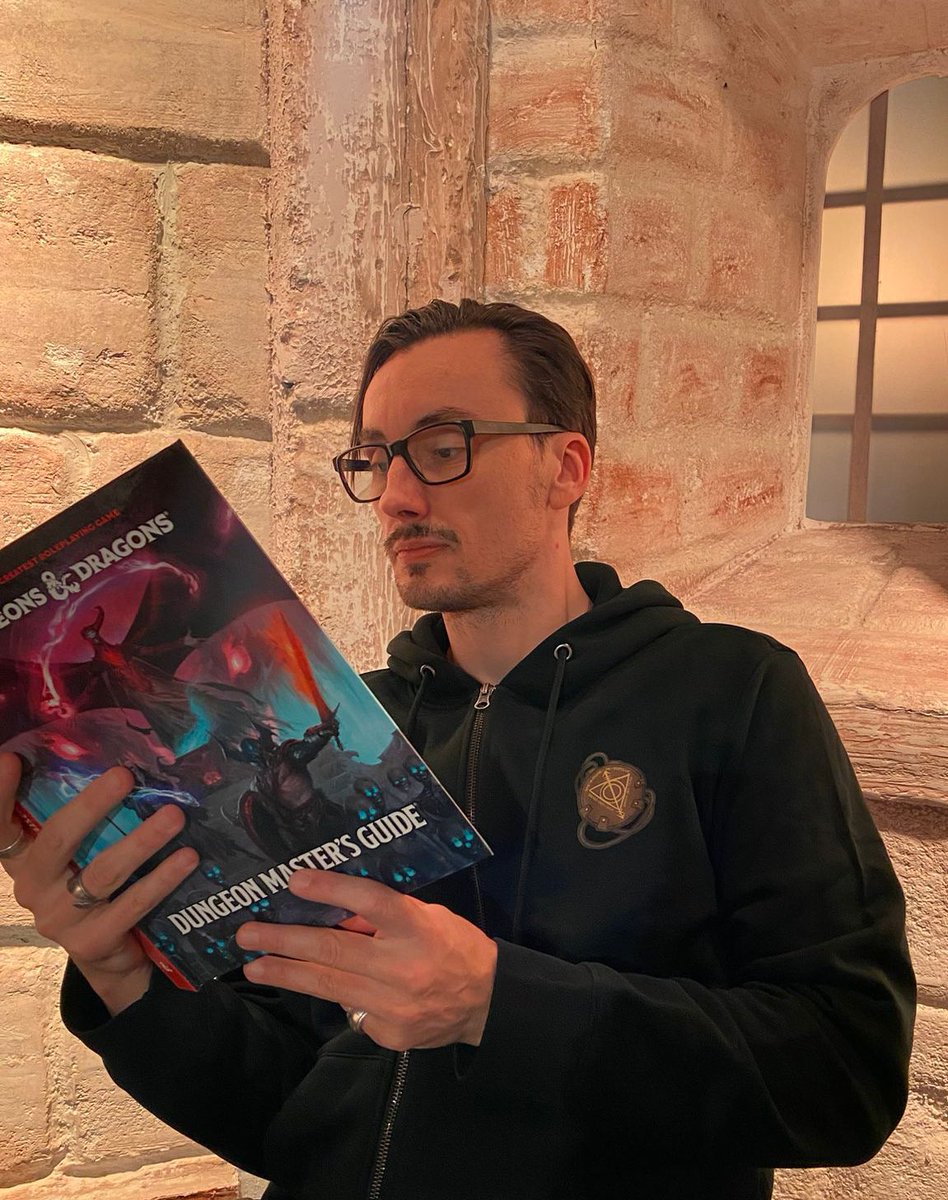 Nouveau #dnddmg24 ✨

Plus beau, plus clair, mieux agencé et quelques nouveautés super intéressantes (les bastions 🙌🏼). Vraiment cool cette nouvelle version !

Merci <a href="/Wizards_DnD/">Dungeons & Dragons</a> pour le produit offert !