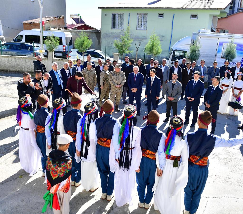 Diyarbakır Valimiz Sayın Murat ZORLUOĞLU Kulp ilçemizi teşrif ederek, İlçemize yapılan yatırımları yerinde inceleyip, Esnaf ve vatandaşlarımız ile sohbette bulundu.
<a href="/erkankandemir/">Erkan Kandemir</a> 
<a href="/yukselmuslum27/">Müslüm Yüksel</a> 
<a href="/agral_abdullah/">Abdullah Ağralı</a> 
<a href="/RasitOcak/">Raşit Ocak</a> 
<a href="/Akparti/">AK Parti</a>