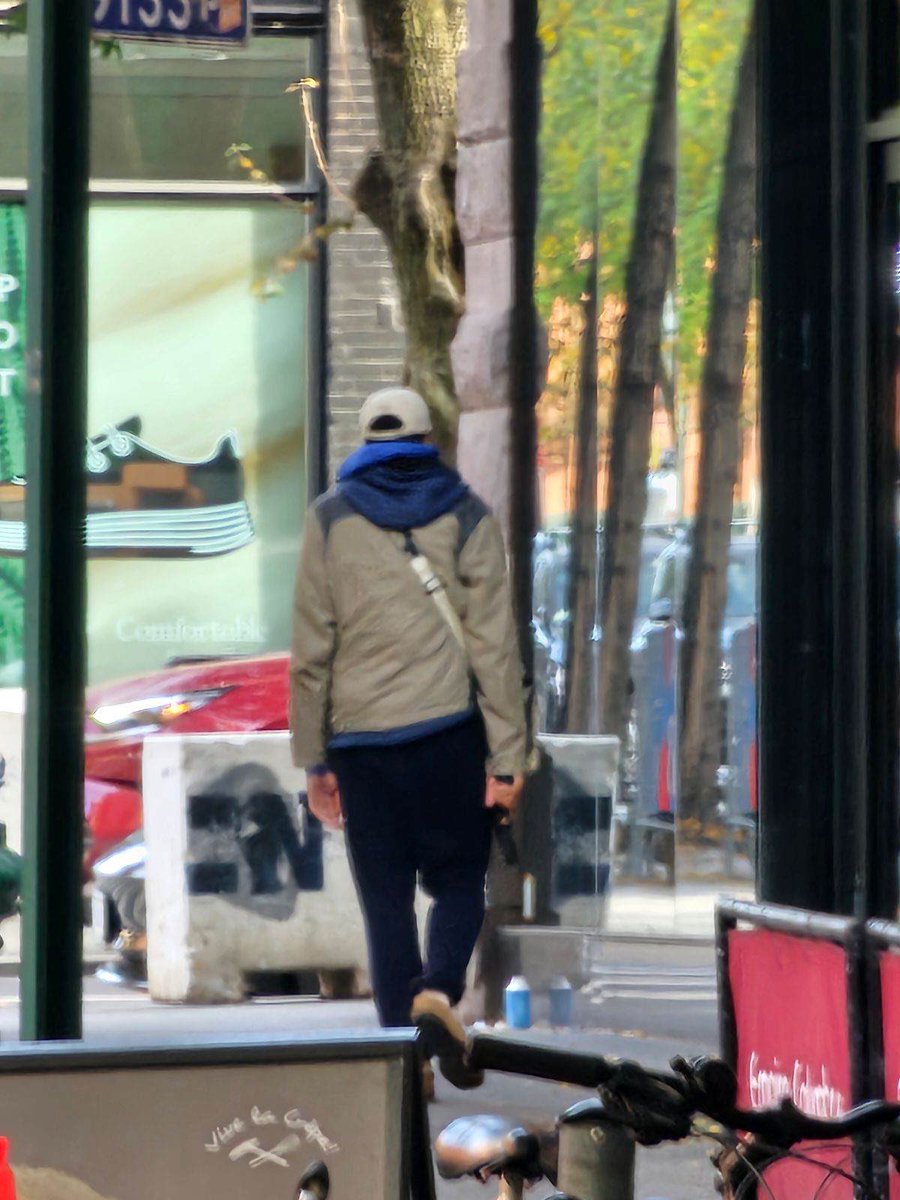 Witnesses tell me this is the gunman who shot a man near 69th and Columbus. Notice the gun in his right hand. ⁦<a href="/fox5ny/">FOX 5 NY</a>⁩