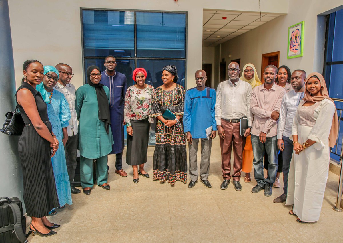 [#COOPERATION]

Le Recteur de l’#UNCHK_sn, Pr <a href="/moussaloUVS/">Moussa Lo</a>, a reçu ce matin la visite de Mme Ndèye Fatou Ndiaye DIOP BLONDIN, nouvelle Coordonnatrice du <a href="/FDSUT_SENEGAL/">FDSUT - Service Universel des Télécommunications</a> et de sa délégation, au siège de l'université sis à Diamniadio.

Album : facebook.com/share/p/u7PSHQ…

#kebetu