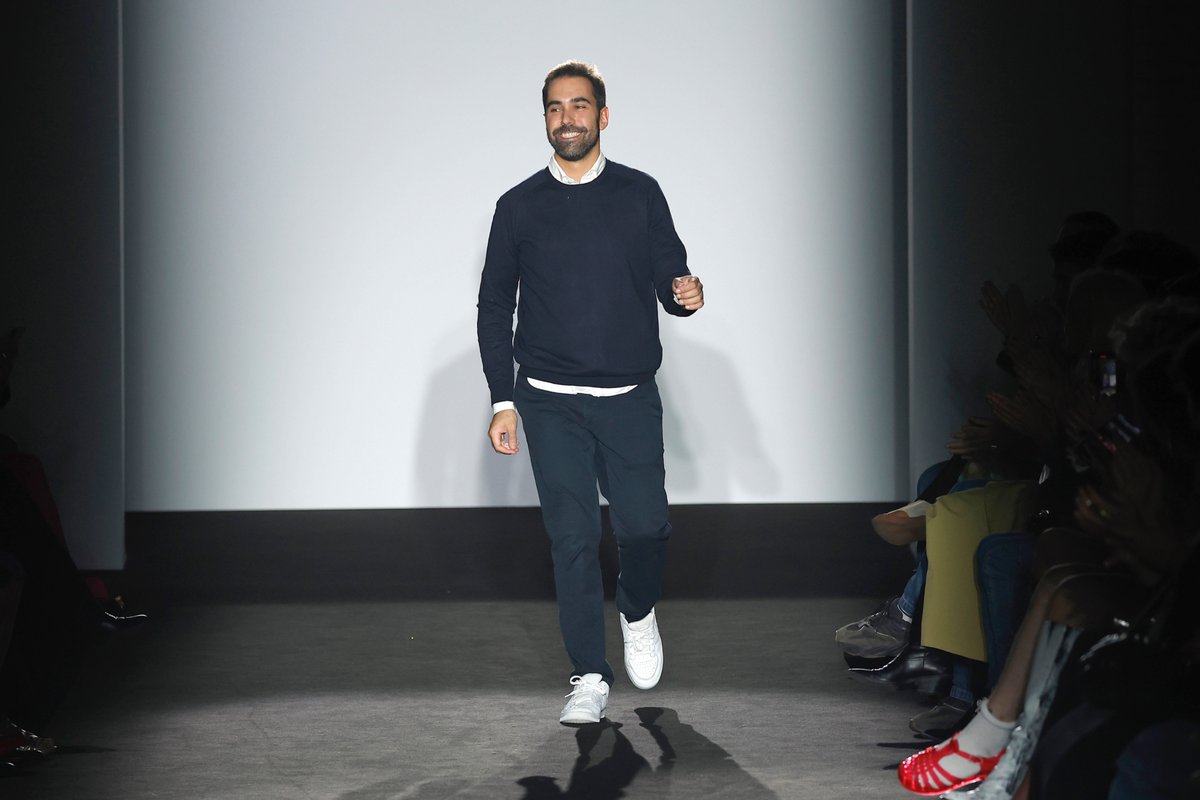 #Moda 🙌🏻 El diseñador español Miguel Jesús Marín, creador de Larhha, viste a una mujer empoderada, valiente y segura, a la que intenta sacar de su zona de confort.

👉🏼ermz.short.gy/RH6IXT