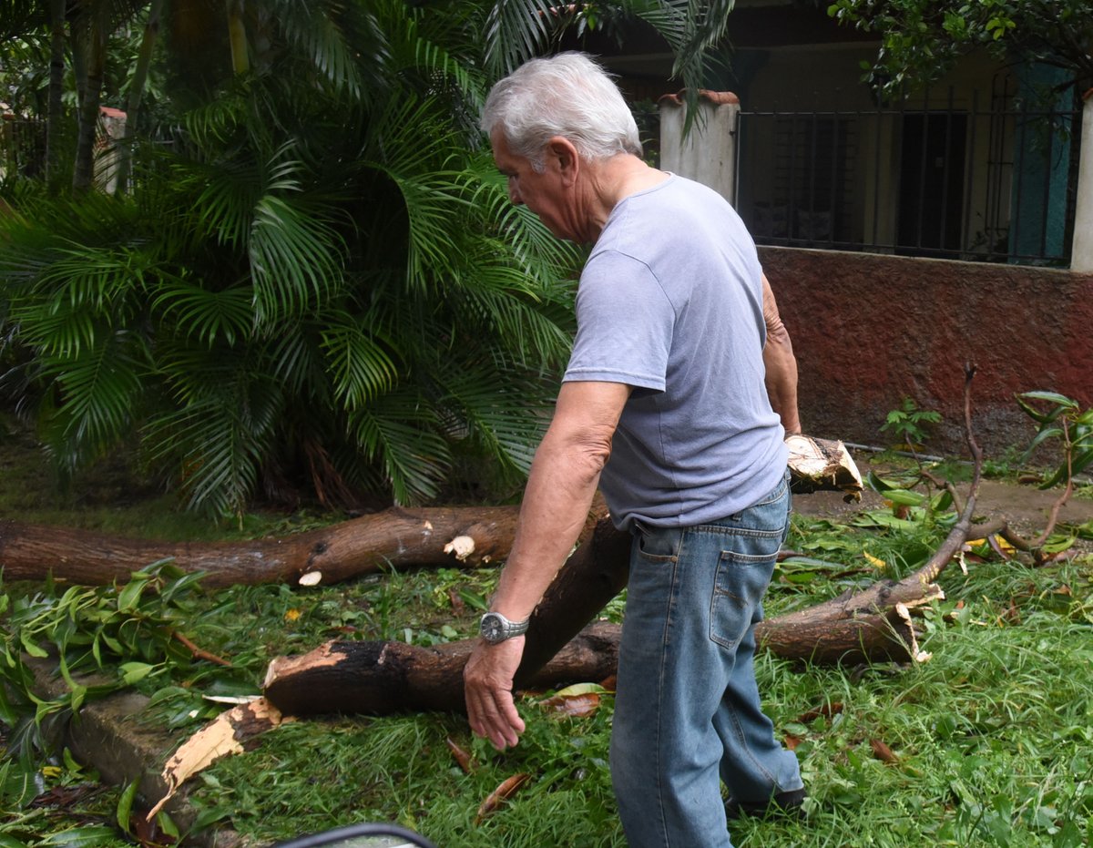 PrensaLatina_cu's tweet photo. Los habitantes de la capital de #Cuba 🇨🇺 amanecen  volcados hacia las labores de recuperación tras el paso del #huracanRafael , cuyos efectos son visibles en las calles de la ciudad

Más en #PrensaLatina
https://t.co/Oo5lZqf4ws https://t.co/SolwjSMCuJ