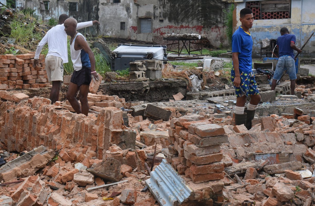PrensaLatina_cu's tweet photo. Los habitantes de la capital de #Cuba 🇨🇺 amanecen  volcados hacia las labores de recuperación tras el paso del #huracanRafael , cuyos efectos son visibles en las calles de la ciudad

Más en #PrensaLatina
https://t.co/Oo5lZqf4ws https://t.co/SolwjSMCuJ
