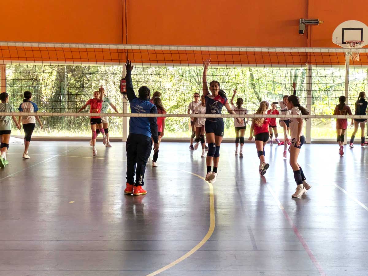 HotelRegain's tweet photo. 🍂Vacances Toussaint 2024🍂 : Début de stage du #Comité13Volley ! 🏐👍

Mise en place des ateliers, échauffement et bons moments ! 🧰💪🏓

#stagevolley #jeunes #comité13volley #vacancestoussaint2024 https://t.co/pmBABqDisZ