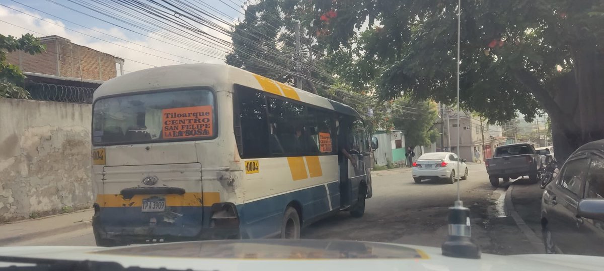 DNSTUHonduras's tweet photo. #TransporteSeguro 

Seguridad total por agentes de la DSTU en distintos puntos de la capital. 

Mediante el seguimiento de las diferentes rutas del transporte, se ha realizado un plan estratégico en donde se están realizando operativos preventivos. https://t.co/DiCit1fyL7