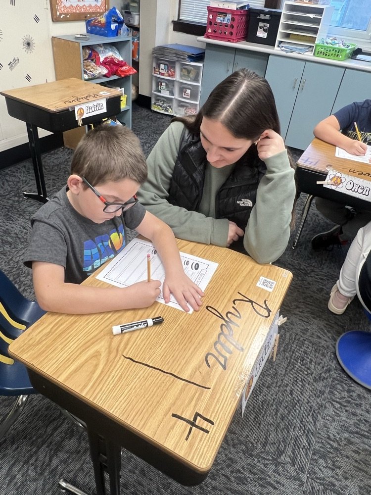 AberdeenOMT's tweet photo. OMT is so lucky to have future teachers from NSU in our building! Yesterday they helped third graders with their opinion writings.  #asdomt #aberdeenpublicschools https://t.co/byC2PAEbx4