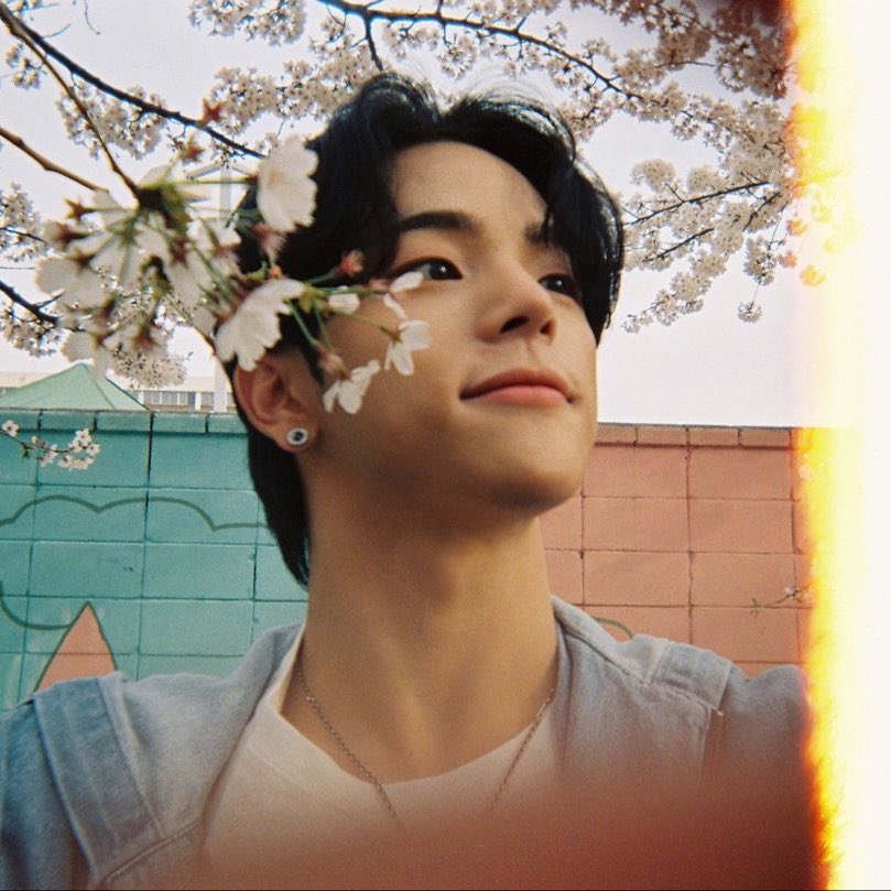 _cony87's tweet photo. Surrounded by flowers, but still the most radiant in the garden 🌸✨
#CubSelcaDay #CubsSelcaDay #CubsWithWoojin #KIMWOOJIN #김우진 https://t.co/CVBd61fmwL