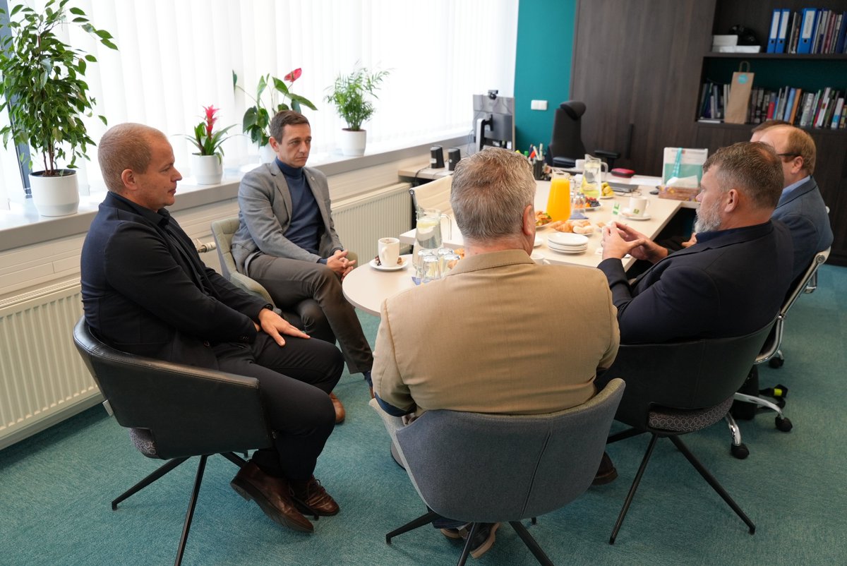 Dnes nás poctil svou návštěvou hejtman JMK <a href="/JanGrolich/">Jan Grolich</a> spolu se svými kolegy. Předmětem jednání vedení fakulty a vedení kraje byl projekt Aktivní škola v JMK 🏫🤾 fsps.muni.cz/aktivniskola

<a href="/Science_MEDMUNI/">Science @ MED MUNI</a>
<a href="/FNBrno/">FN Brno</a>
<a href="/MOU_Brno/">Masarykův onkologický ústav Brno</a>
<a href="/muni_cz/">Masarykova univerzita</a>
<a href="/Jihomoravsky_kr/">Jihomoravský kraj</a>