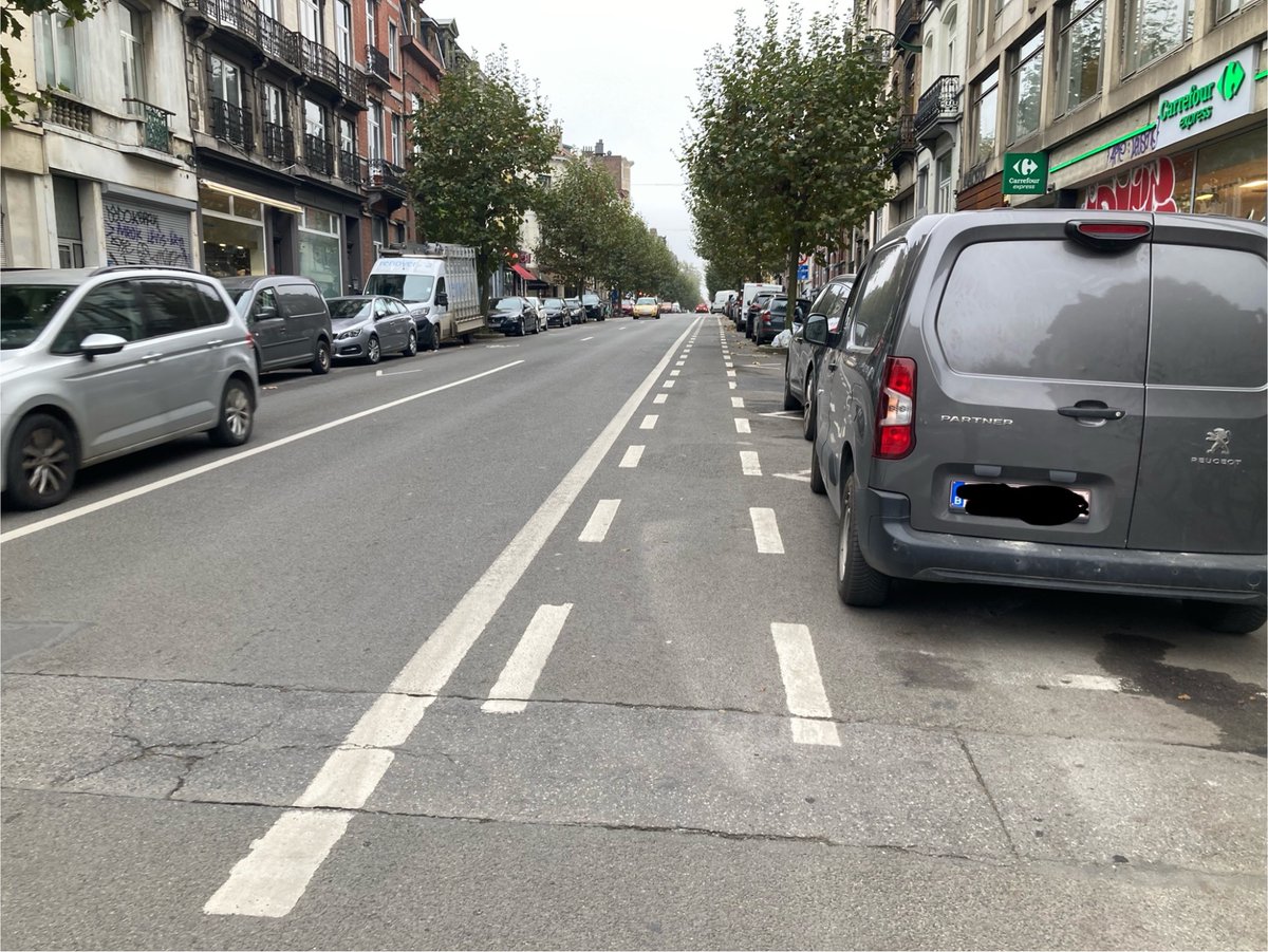 Cet après-midi j’ai été témoin d’un emportiérage sur la Chaussée de Waterloo à Saint-Gilles. Le cycliste remontait la piste cyclable et un automobiliste distrait a ouvert sa portière. Le cycliste a été heurté au genou gauche et est tombé sur la chaussée. Ça aurait pu être +grave.