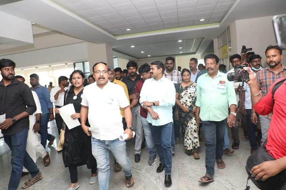 பெயர சொல்லவே நடுங்கும் அல்லு சில்லுகள் மத்தியில்

அவன் ஒழுங்கு பண்ண நிகழ்வில் போய் உங்க அப்பனுக்கு சிலை வைக்க கூடாது!

எம் கடல் சார் உயிர்களும் அத சார்ந்த மக்களும் பாதிக்கபடும்னு மீறி வச்சா உடப்பேன்னு அதே எடத்துல சொல்றாதுக்கு தனி கெத்து வேணும்

சீமான் 🔥 

#கொள்கைத்தலைவன்_சீமான்