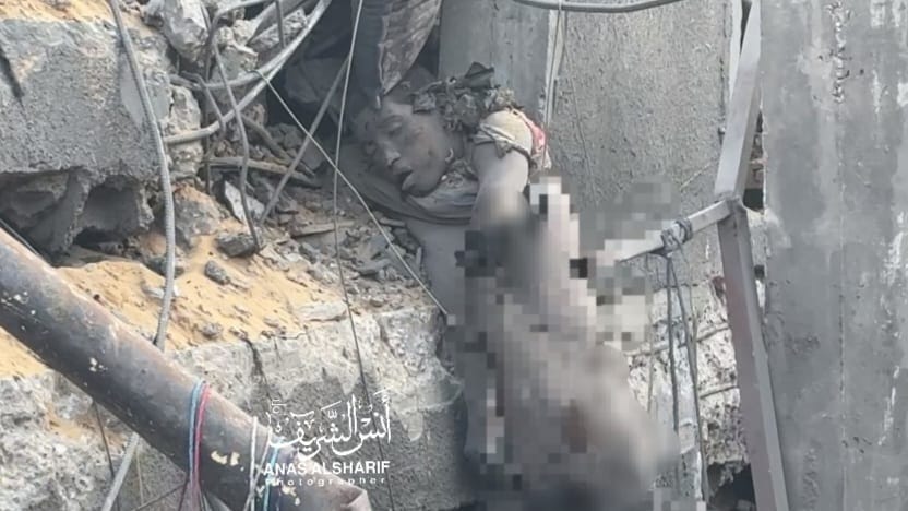 AnasAlSharif0's tweet photo. صورة مروعة لطفلتين تحت الأنقاض جراء استهداف قوات الاحتلال لمنزل عائلتهما “المبحوح” بالقرب من مدارس أبو حسين في مخيم جباليا، وسط غياب طواقم الإسعاف والدفاع المدني في شمال غزة، حيث ارتُكبت مجزرة أودت بحياة أكثر من ثلاثين شهيدًا وأسفرت عن إصابة وفقدان العشرات تحت الأنقاض. https://t.co/NuD4IEXo5z