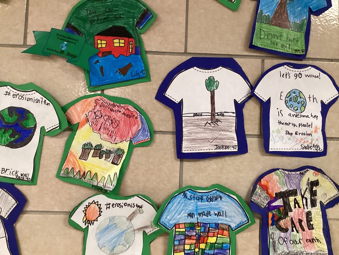 JKSTEAMLAB's tweet image. 4th Grs took part in an Erosion Awareness T-shirt Design Contest as a culminating project of their Erosion Unit.  The competition was top-notch this year and the judges had a difficult time picking their winners.  Congrats to all of the 4th graders on amazing designs!
@BataviaJK