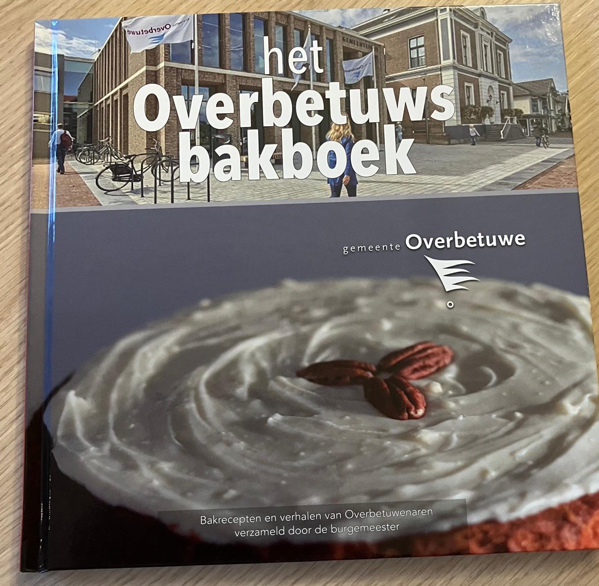 BurgmOverbetuwe's tweet photo. Vanmiddag hebben 10 inwoners uit #Elst en #SlijkEwijk @Gem_Overbetuwe bij de naturalisatieceremonie met het afleggen v/d verklaring van verbondenheid, de Nederlandse nationaliteit gekregen🇳🇱 Met daarbij het Overbetuws Bakboek 🍽 Gefeliciteerd 💐 https://t.co/GwtvYgy7wZ