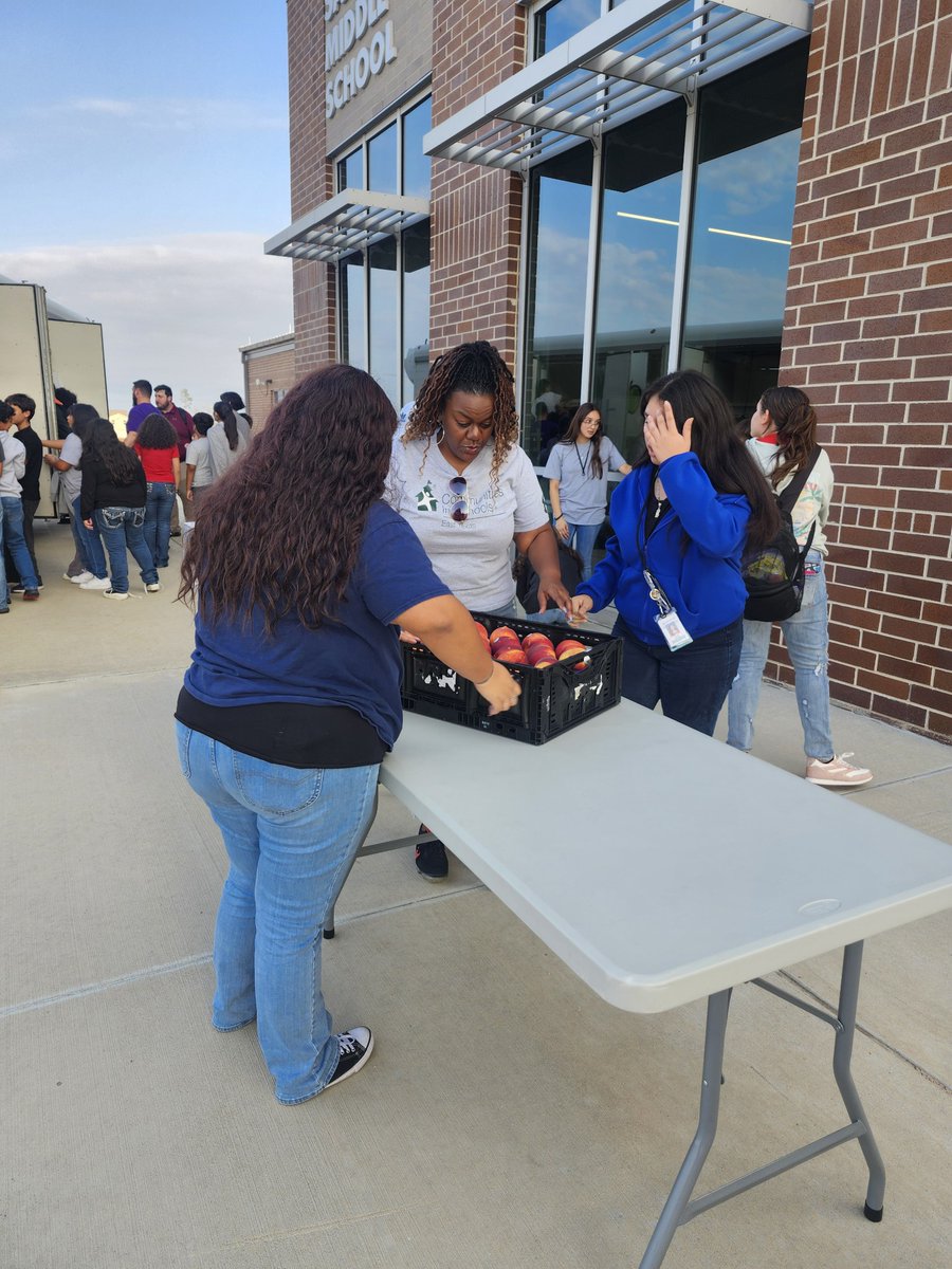 CISDDualESL's tweet photo. Thank you to the Houston Food Bank and Communities in Schools of East Texas for your unwavering support.
To our dedicated volunteers, we are grateful for your time and effort.
#HoustonFoodBank #CIS #TheClevelandISDWay #CHSStudents #CISDStaff #SFM https://t.co/5A91lUrZ4G