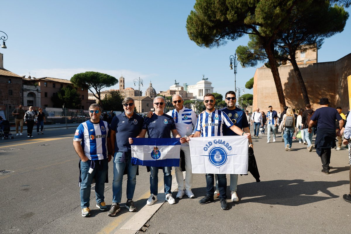FCPorto's tweet photo. Contigo em todo o lado 🐉💙

#SSLFCP #UEL https://t.co/WpFyDB5S2a