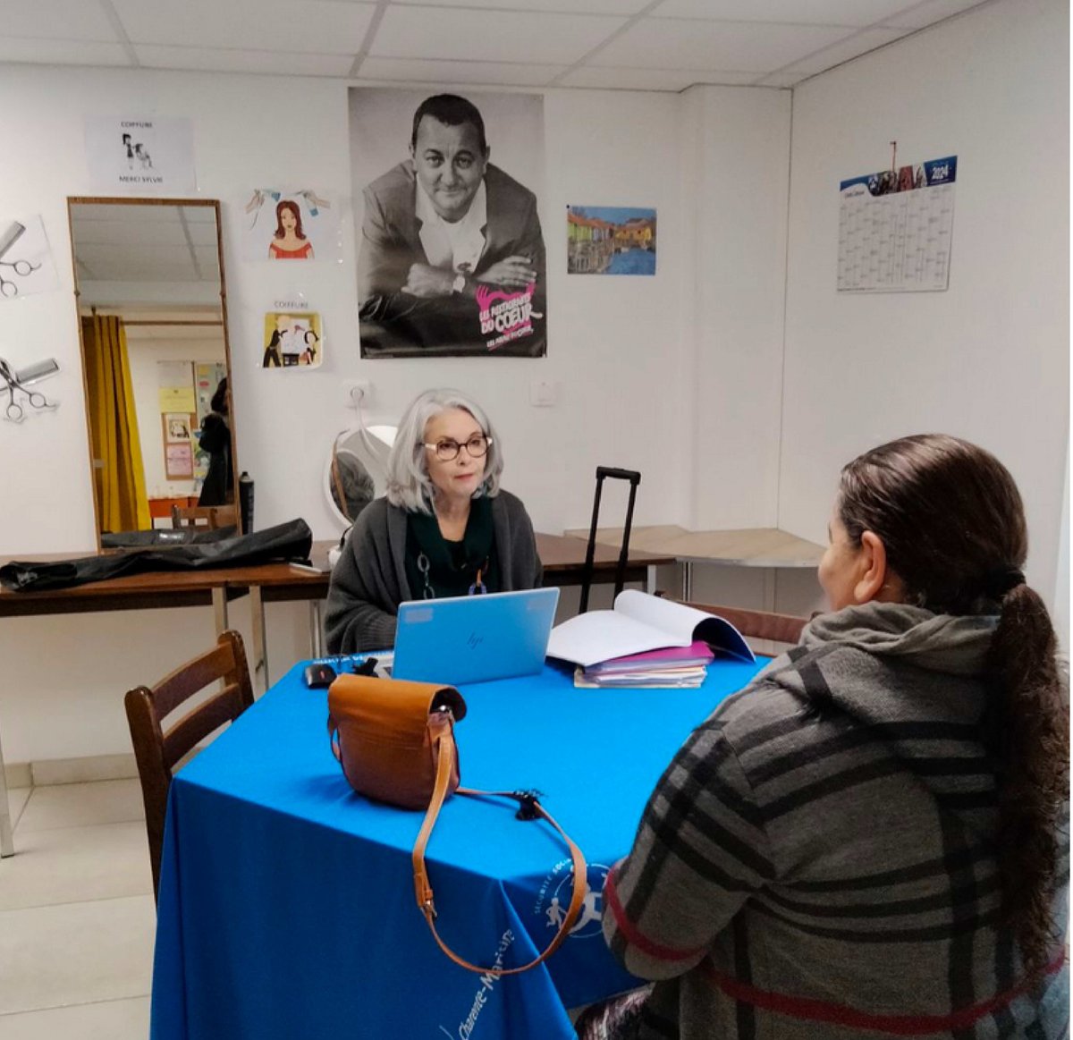 CPAM_17's tweet image. Le 6 novembre dernier, notre collaboratrice du pôle Accès aux #droits et aux #soins est intervenue aux @restosducoeur de #Pons pour une permanence auprès des bénéficiaires.
Elle a reçu 1⃣3⃣ personnes.
🗓️Prochaine permanence : le 11 février 2025.