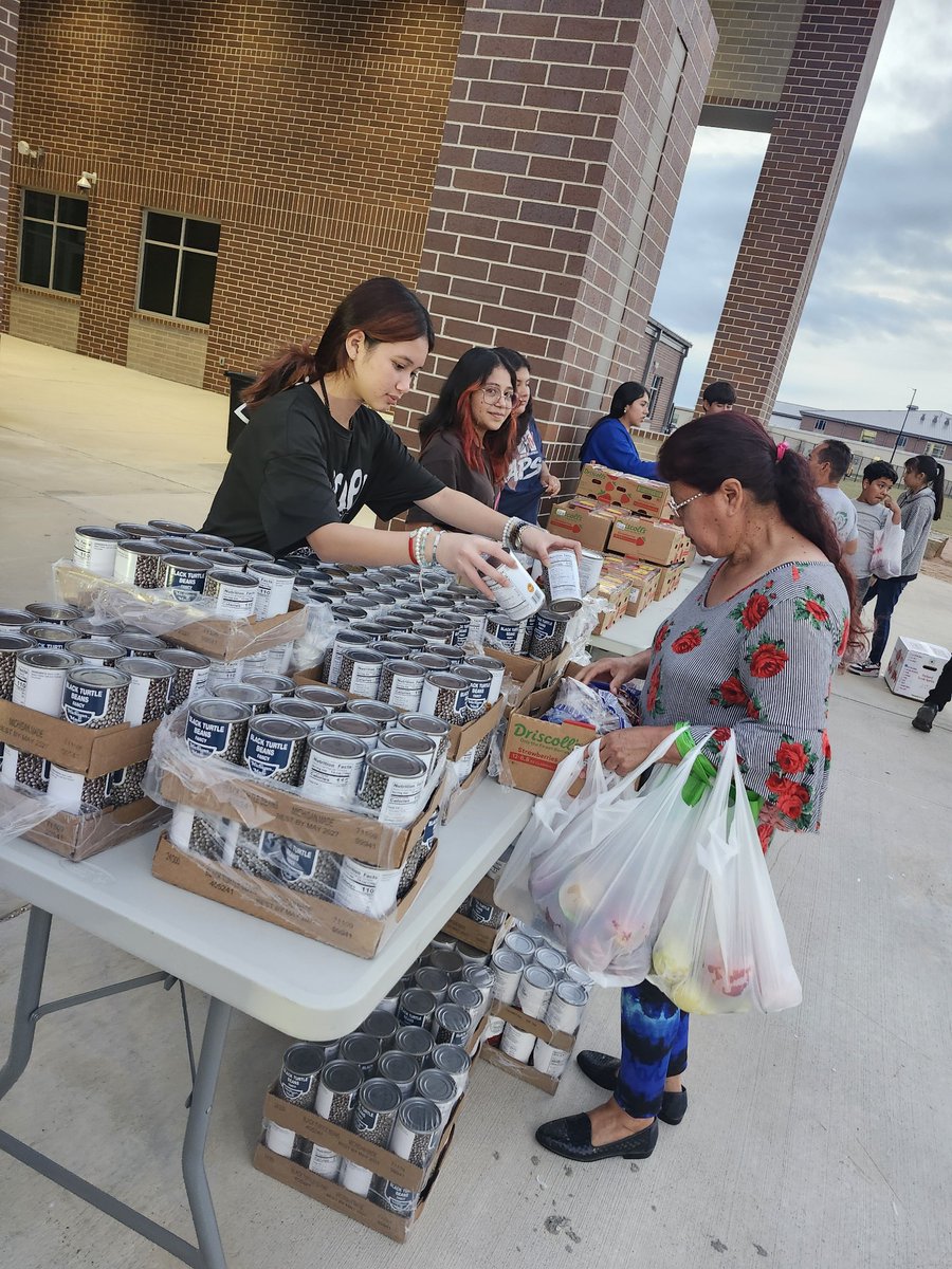 CISDDualESL's tweet photo. Gracias Houston Food Banky a las Comunidades en las Escuelas del Este de Texas por su apoyo inquebrantable.
A nuestros dedicados voluntarios, les agradecemos su tiempo y esfuerzo.
#HoustonFoodBank #CIS #TheClevelandISDWay #CHSStudents #CISDStaff #SFM https://t.co/kcTeghBi0j