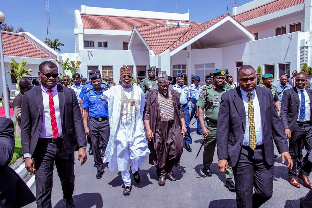 danieljoealimi's tweet photo. #lagbaja: IGP, DEFENCE PAY CONDOLENCE VISIT TO WIDOW
The Inspector-General of Nigeria Police Force, IGP Kayode Adeolu Egbetokun, Ph.D.,NPM, today paid a condolence visit to the widow of the late Chief of Army Staff, Lt. Gen. Taoheed Lagbaja, Mrs. Mariya Lagbaja, at his residence https://t.co/bbIR9q941E