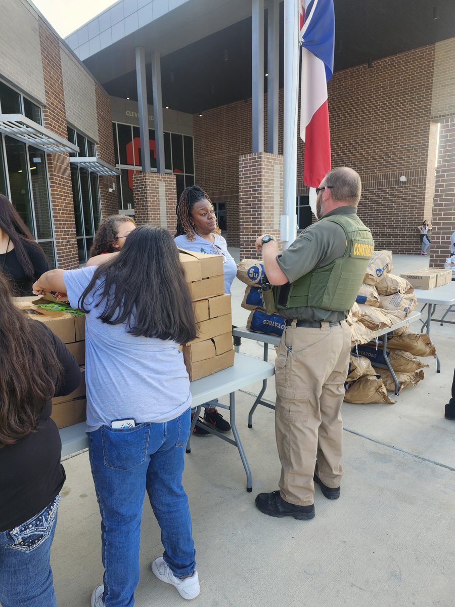 CISDDualESL's tweet photo. Gracias Houston Food Banky a las Comunidades en las Escuelas del Este de Texas por su apoyo inquebrantable.
A nuestros dedicados voluntarios, les agradecemos su tiempo y esfuerzo.
#HoustonFoodBank #CIS #TheClevelandISDWay #CHSStudents #CISDStaff #SFM https://t.co/kcTeghBi0j