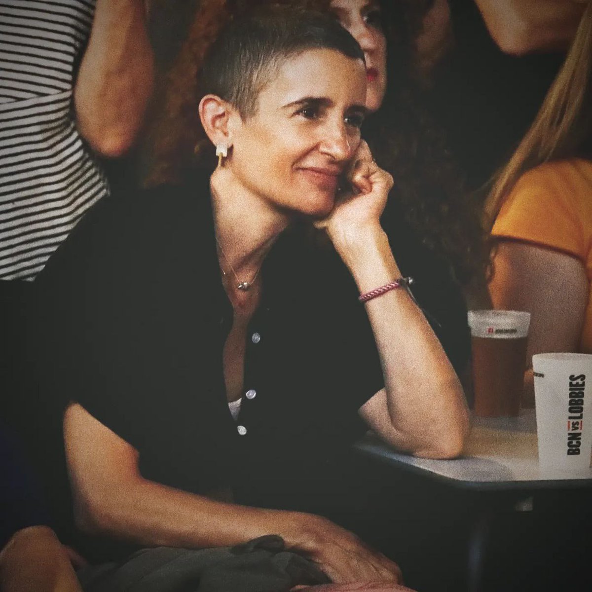 bcnencomu's tweet photo. Avui és un dia trist per totes les persones que ens estimem Barcelona en Comú. Ens ha deixat la Vanessa Valiño, una dona forta, tendra, irreverent, incansable i lluitadora.

Sense la Vane, no s’entendria aquesta organització. Sense la Vane, no s’entendria la lluita pel dret a l’habitatge en la nostra ciutat. Sense la Vane, molts i moltes dels que avui formem part de la comunitat de Barcelona en Comú avui no seríem aquí.

L’últim gran aprenentatge que ens emportem d’ella, en aquests mesos durs de lluita contra un maleït càncer, són les seves ganes desbordants de celebrar la vida. I així la volem recordar, amb el seu somriure dolç, i plena de vida.

Tot l’amor i estima per la seva família, que també és la nostra. Ens teniu al vostre costat ❤️