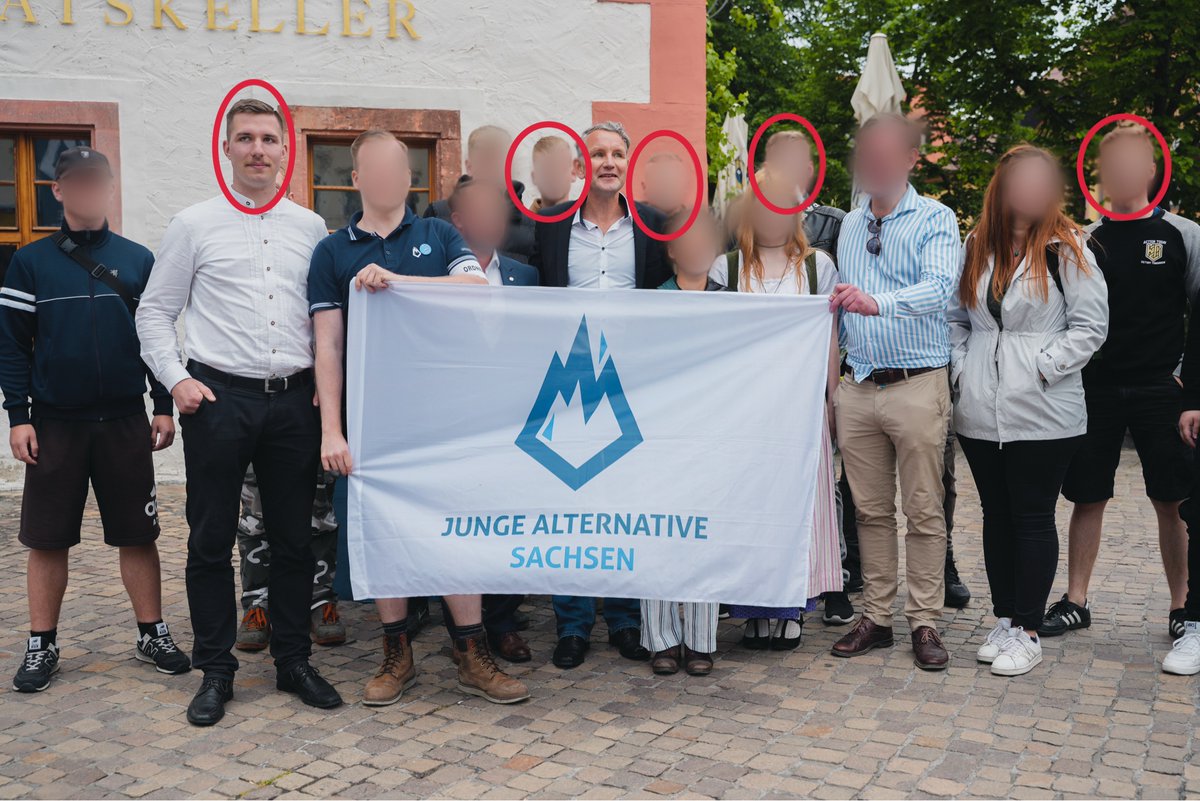 Hier posieren fünf der acht mutmaßlichen rechtsterroristischen "#SächsischenSeparatisten" mit Björn #Höcke am 21. Mai 2022 in #Grimma. Laut GBA hatte sich die Nazi-Truppe bereits anderthalb Jahre zuvor gegründet. Eng eingebunden in die Strukturen von AfD und JA.