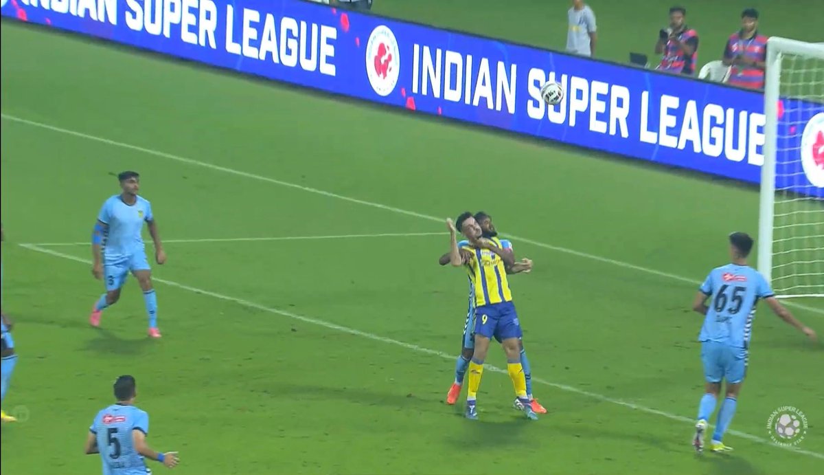 abdulrahmanmash's tweet image. Alex Saji holding Jeminiz infront of referee and he didn&apos;t give anything🤡
#ISL #KBFCHFC #KBFC