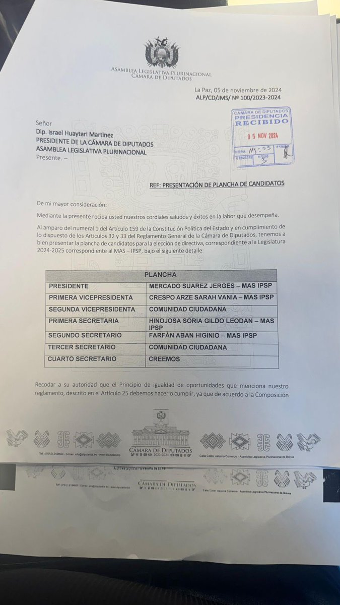 LucamperoBol's tweet photo. Se cae el teatro.
La oposición ficticia nunca tuvo una verdadera intención de asumir la presidencia de la Cámara de Diputados, solo fue discurso.
Ayer se autoconvocaron en una sesión paralela para nombrar una nueva directiva, con la presencia de un notario y menos de 40 diputados.

Es válido querer disputar la presidencia de una cámara depredada por el masismo criminal; lo que no es válido es engañar a la población, argumentando que la otra elección es inaceptable solo porque no les gusta la presencia de Toribia Lero, Charles Michel o José Maldonado.

La evidencia de esta falta de compromiso se ve en las nóminas de la directiva propuesta, compuesta por diputados evistas, manfredistas y, de manera sorpresiva, por Jerjes Mercado.