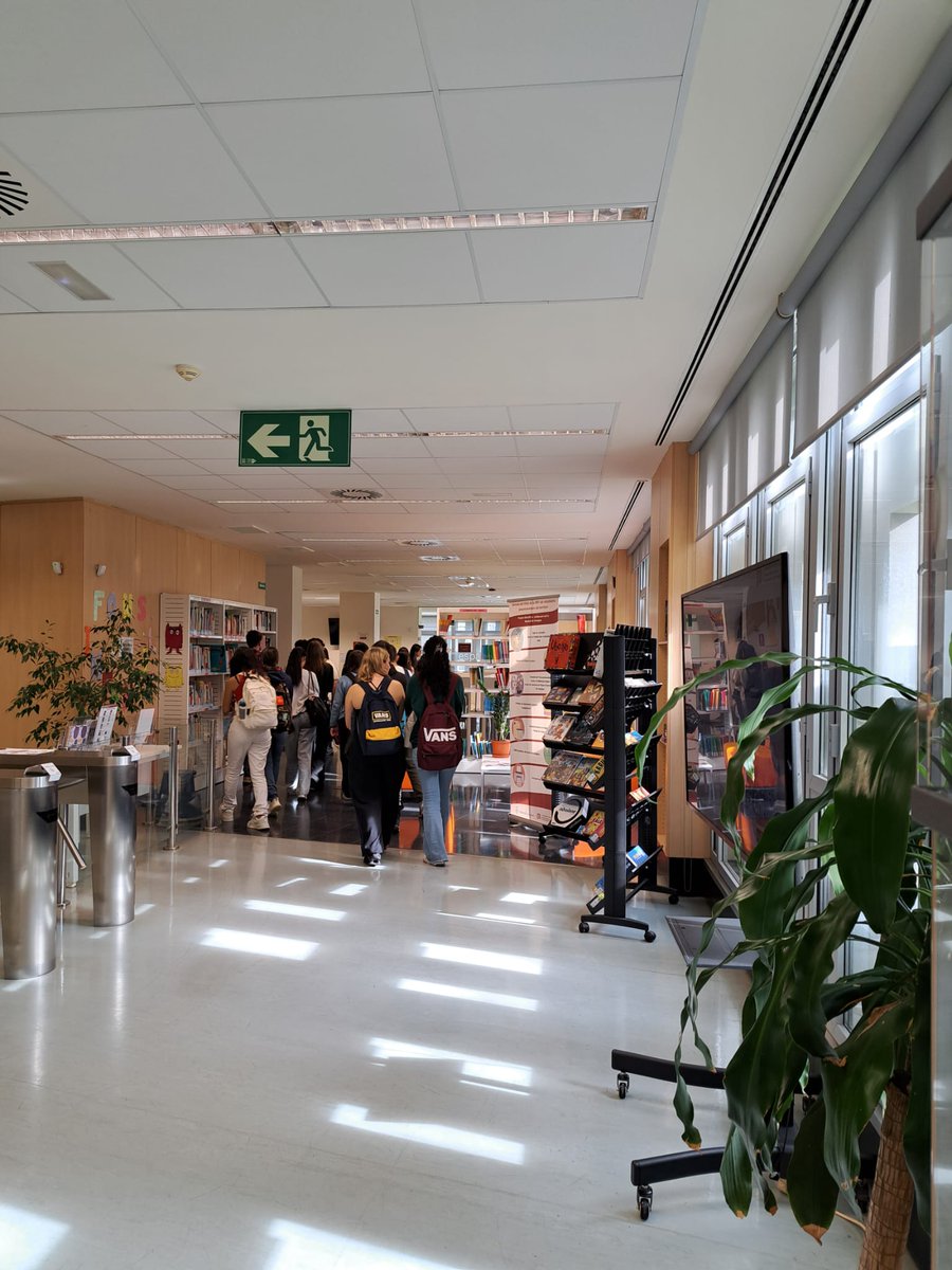 craiURV's tweet photo. 📸 Avui els alumnes de primer de BAT F de l'@insdertosa han rebut una formació per iniciar-los en la cerca d'informació especialitzada i han visitat el #CRAITerresdelEbre per conèixer els serveis i recursos del CRAI que els oferim en el marc de l'#acordurvdiputacio.

@Dipta_cat https://t.co/BX3nNws374