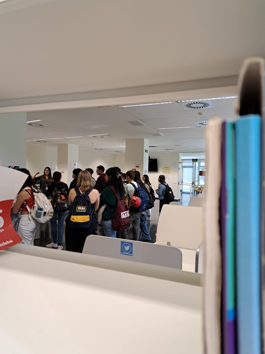 craiURV's tweet photo. 📸 Avui els alumnes de primer de BAT F de l'@insdertosa han rebut una formació per iniciar-los en la cerca d'informació especialitzada i han visitat el #CRAITerresdelEbre per conèixer els serveis i recursos del CRAI que els oferim en el marc de l'#acordurvdiputacio.

@Dipta_cat https://t.co/BX3nNws374