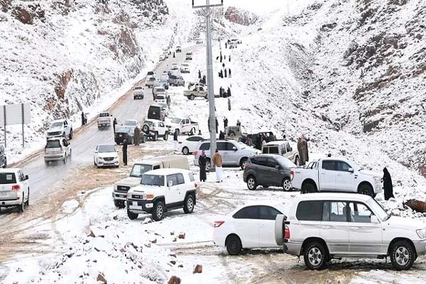 hindsamachar3's tweet photo. سعودی عرب میں ہو رہی زبر دست برفباری، تپتے ریگستان پر بچھی سفید چادر دیکھ کر دنیا حیران: (ویڈیو)
سعودی عرب کے الجوف علاقےمیں غیر متوقع برف باری نے پورے ملک کو ہلا کر رکھ دیا۔
#firsttimeinhistory #snowfall #SaudiArabiandesert https://t.co/u9cGEhkpOP