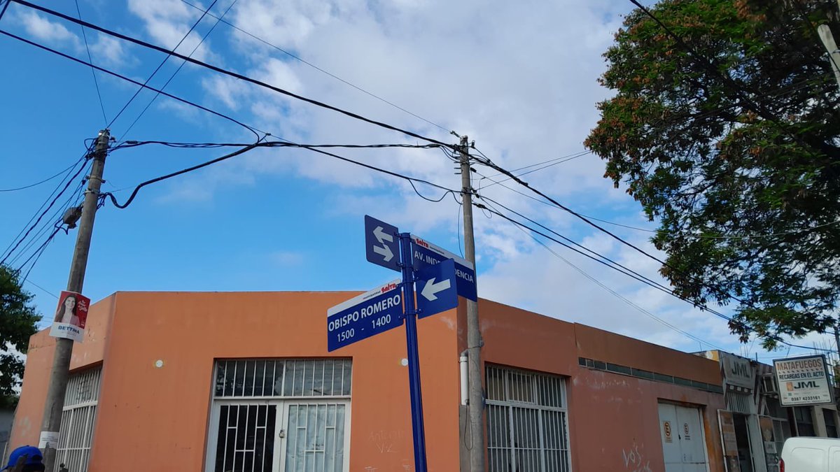 salta_transito's tweet photo. 🚧 TRABAJOS DE SEÑALIZACIÓN Y NOMENCLATURA 🚧
Estamos recuperando la ciudad con nuevas señalizaciones y cartelería en las calles.
📍 ¡Recordá respetar las señales viales! Son clave para una circulación segura y ordenada.
#SeguridadVial #RecuperandoLaCiudad #SaltaTransito https://t.co/YbOKY4C9El
