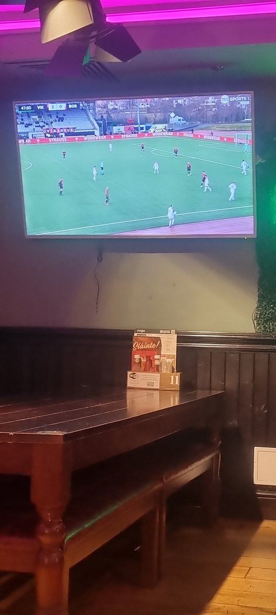 Víkingar sameinast hér á O'Neill's í Manchester. Leikurinn sýndur á öllum skjám. 3 nýjir stuðningsmenn bættust við í fyrrihálfleik <a href="/vikingurfc/">Víkingur</a> <a href="/Fotboltinet/">Fótbolti.net</a>