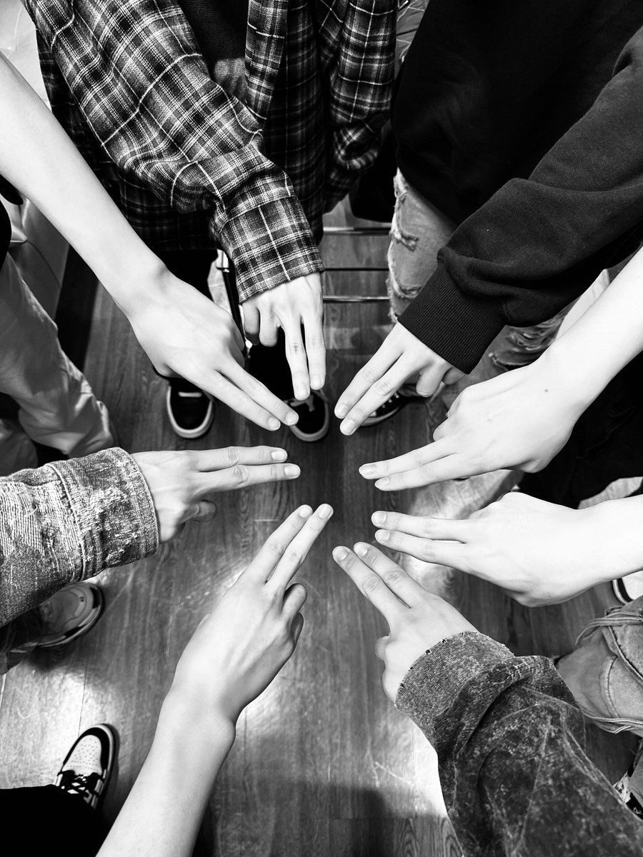 dailyounite's tweet photo. Who strives to the end has nothing to regret.
Thanks to youniz for fighting until the end, and to younite for dazzling us with all their performances 🩷🩵

WE HAVE FAITH ON YOUNITE
#YOUNITE_onRTKFinal https://t.co/rMRjsJptLd