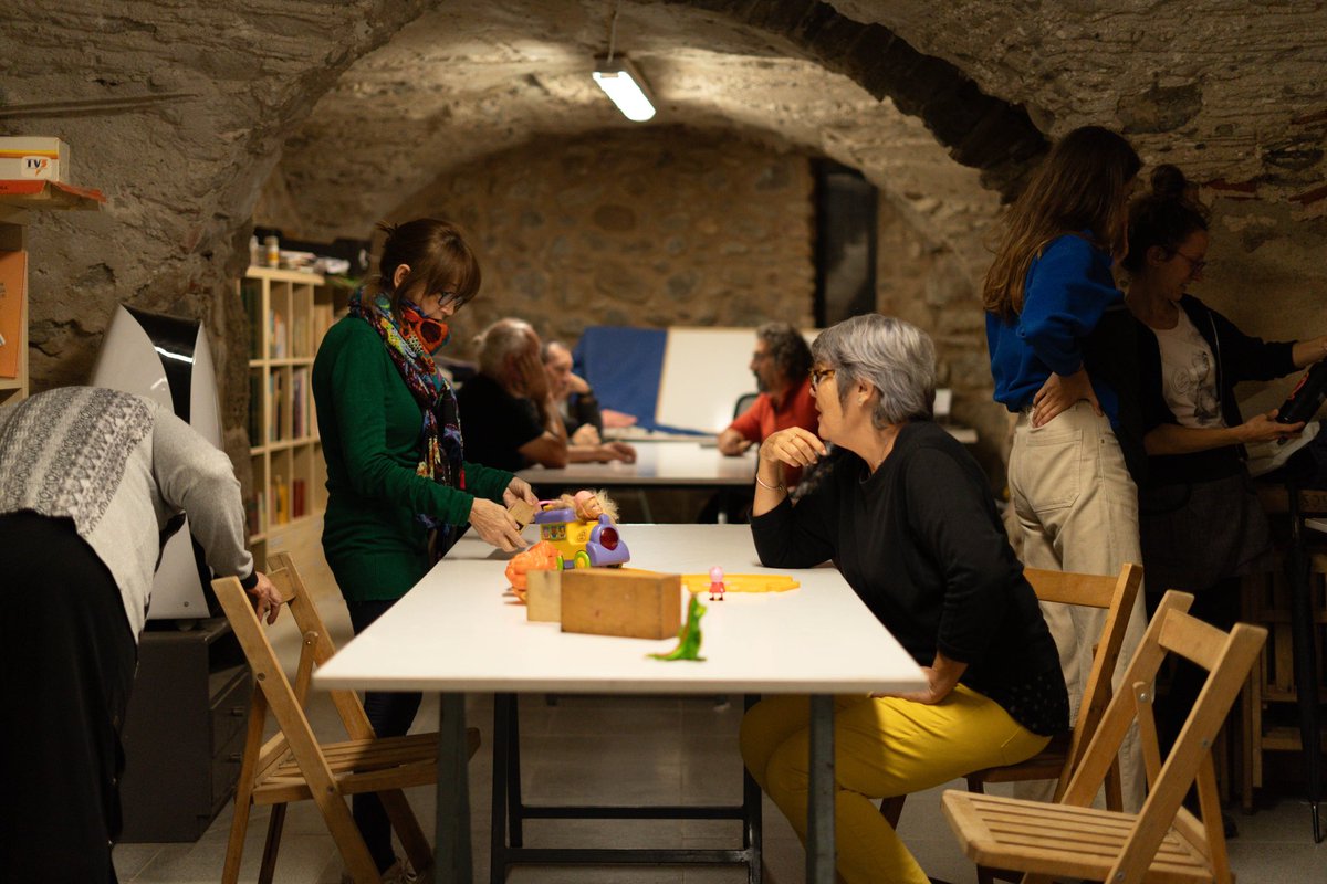 🌿Hem viscut un dia de descobriments, treballant plegades per donar forma a aquest bonic projecte del nostre territori✨

I tot just estem començant... Què ens oferirà el camí? 🧐

📷 Atena Estudi

#PoblesQueParlen #Cultura #Empordà #ComunitatCreativa