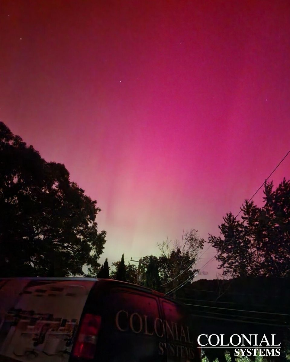 ColonialSystems's tweet photo. One of our foremen captured this fantastic photo, and we thought we'd share it with you!

#BehindTheScenes #ForemanFinds
#CapturedMoments #OnTheJob
#JobSiteViews #NorthernLights https://t.co/CBsKKLhz6T