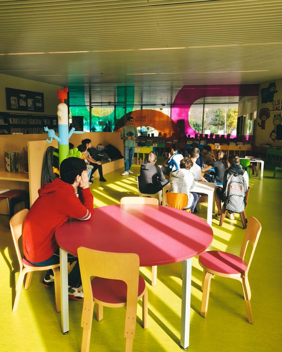 InsMColomer's tweet photo. Ahir l’alumnat de l’optativa de 1r de l'ESO, El Bagul de Lectura, va fer una sortida a  la biblioteca Francesc Pujols, de Martorell. 📚

La finalitat d'aquesta sortida va ser donar a conèixer una excel·lent infraestructura cultural… ⬇️ https://t.co/tTboYYHEdn