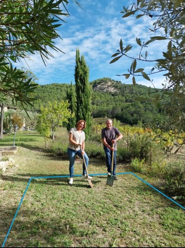 MHaest's tweet image. Op 28 oktober begonnen met de aanleg van ons nieuwe zwembad. Vandaag is het beton gestort! Wat een verschil! Op naar de volgende fase
#zwembad
#winterproject