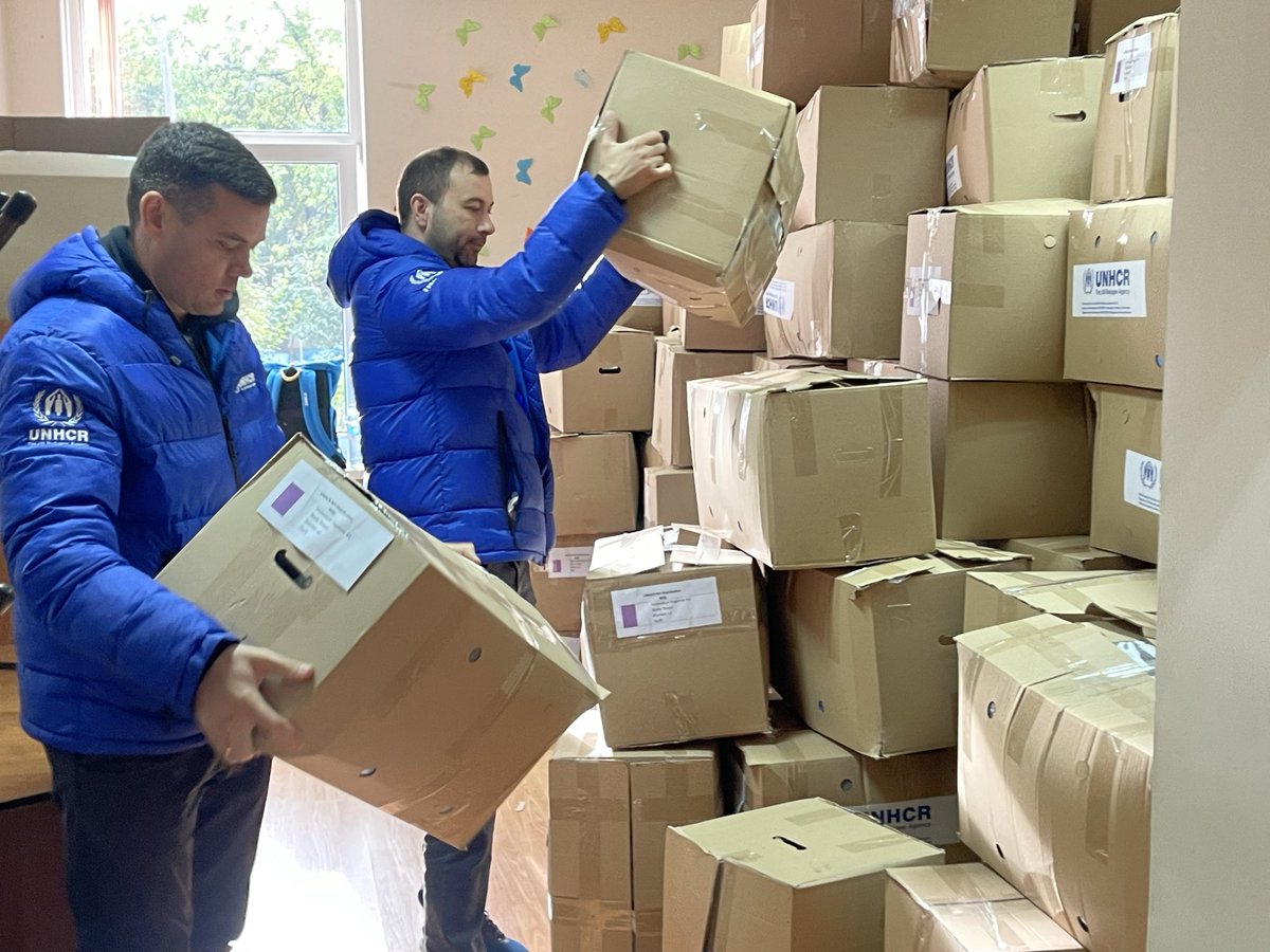 MoniVazquez's tweet photo. Winter is coming, and UNHCR Moldova is ready to support refugees and vulnerable host communities by distributing warm blankets, quilts,  solar lamps, and hygiene products. https://t.co/RtoIFKFnmW