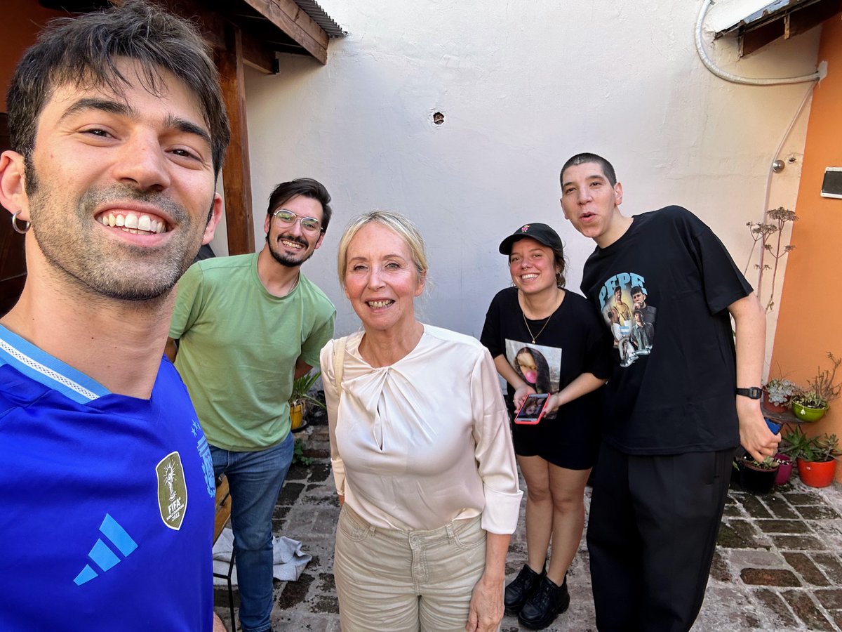 virginiamejia_'s tweet photo. En @somosgelatina con @pedrorosenblat y equipo cuando fui invitada por @sebadecaro para hablar sobre mi Chunchuna; confesiones de un ícono pop. Muy linda energía hay en @somosgelatina 🙌#autorasargentinas #biografiasenespañol #chunchunavillafañe #iconodemoda #estrelladecine https://t.co/a3lqYJuhwe