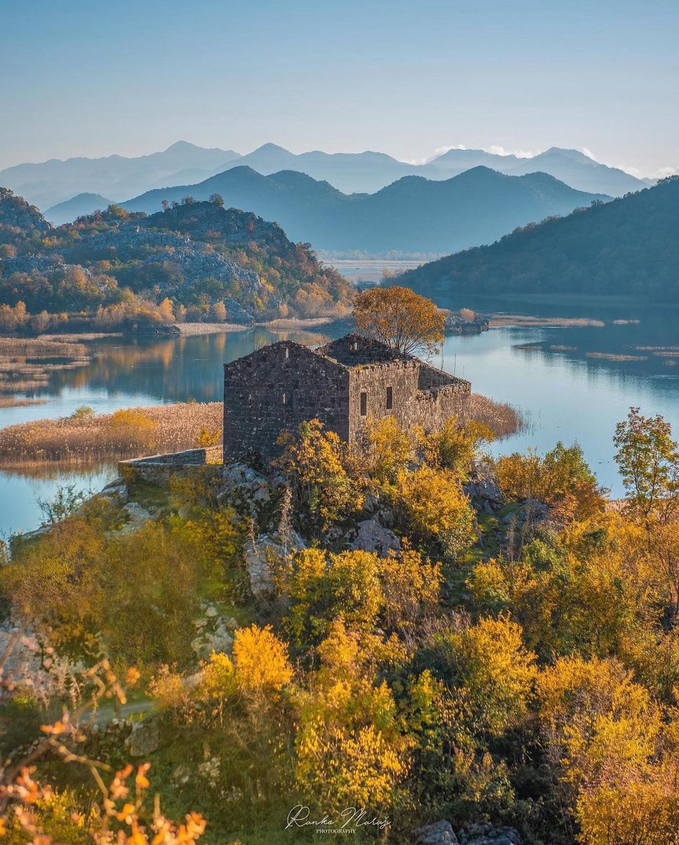 #SkadarLake has an almost magical presence with its ancient villages, forts and monasteries dotted around the shore, while the lake’s shallow blue waters reflect the myriad colours of vegetation. 🍂

📸 @radza