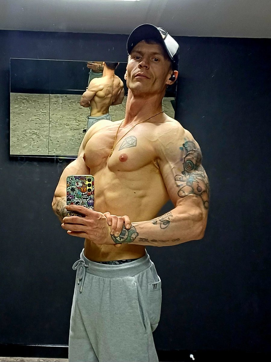 Hiddenblueye's tweet photo. #stayingfocused on the #goal!!!!

#GymSelfie
#gymmotivation 
#gymrat https://t.co/krSio4gEMz