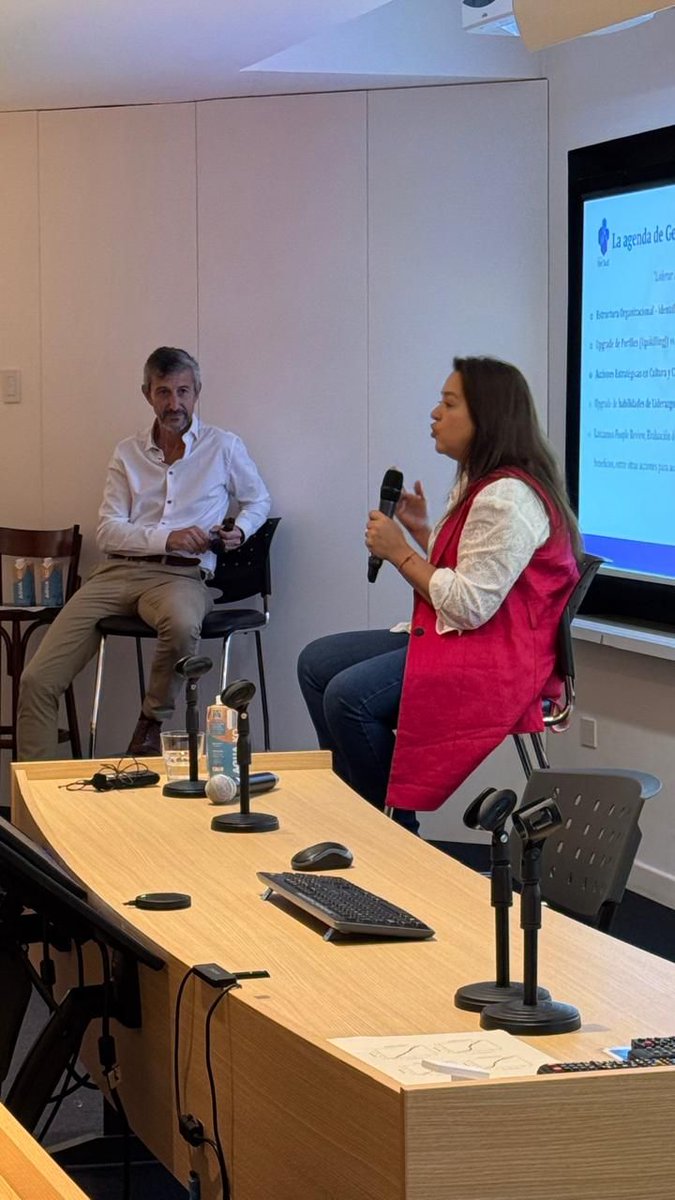 DrogdelSud's tweet photo. En el Seminario de Integración Estratégica de la Universidad de San Andres , nuestro CEO y nuestra Directora de Recursos Humanos compartieron su visión sobre liderazgo emocional y la evolución cultural en Droguería del Sud. ¡Gracias @UdeSA por esta invitación! ✨👏 https://t.co/35DsZJe2Of