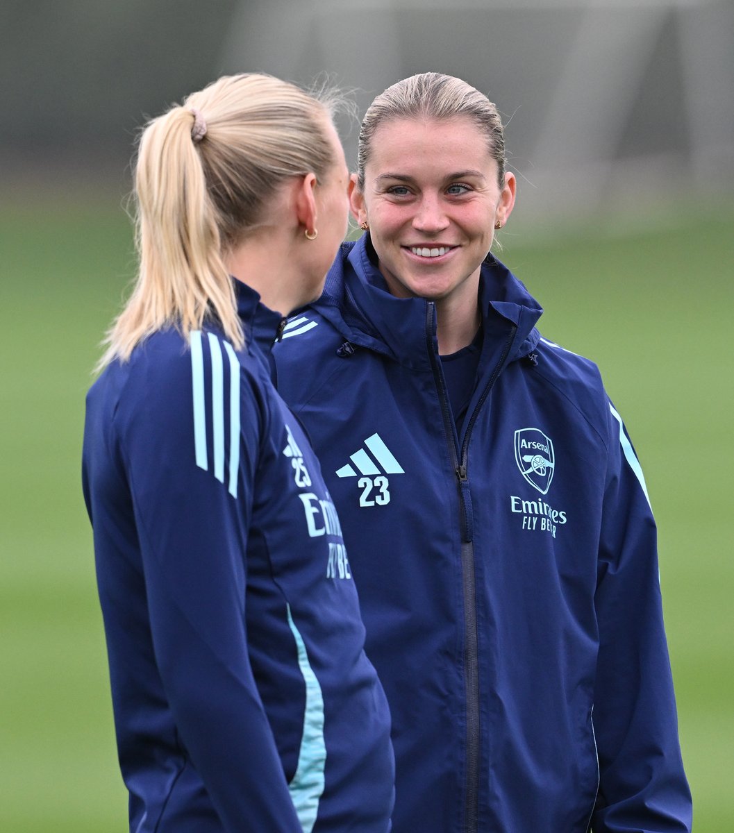 ArsenalWFC's tweet photo. All smiles ☺️ https://t.co/mijnJ6LoRQ