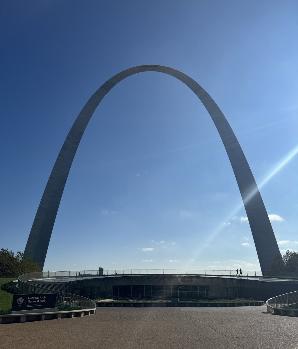 chadder_p's tweet photo. When you see the arch - you think Sansone #STLunatics https://t.co/vaUckqTVvP
