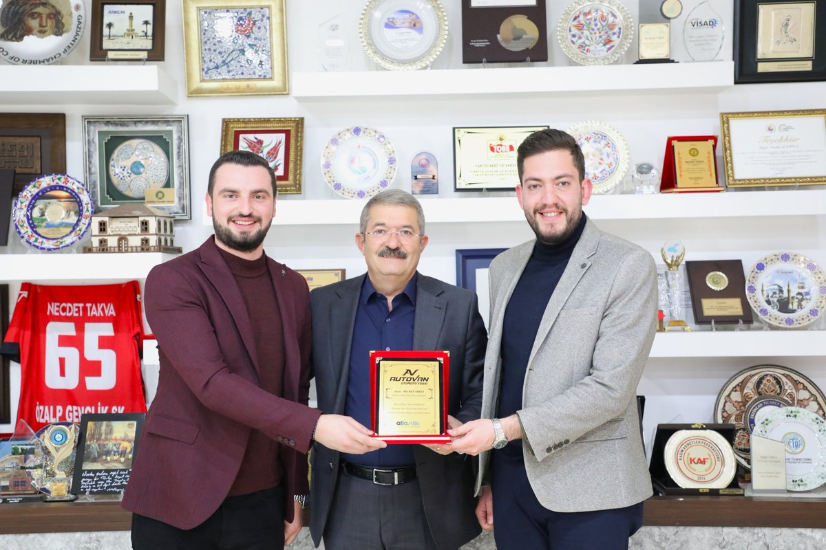 Atlantik Fuarcılık Yönetim Kurulu Başkanı Sn. Kadir Yaşar ve Genel Müdürü Sn. Olgucan Güden; Yönetim Kurulu Başkanımıza teşekkür ziyaretinde bulundu. Ziyarette; Başkanımız Necdet Takva'ya, Odamız tarafından AutoVan Otomotiv Fuarı'na sağlanan destekler nedeniyle plaket takdim