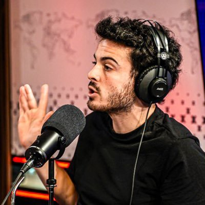 0xVang4ard's tweet photo. Siempre dije que la vida del periodista es como la del jugador. Hace las inferiores, crece, busca oportunidades y debe estar preparado para, al momento de jugar en Primera, hacerlo de la mejor manera.

Empecé trabajando a los 16 en un negocio familiar de sastrería para pagarme las salidas, mientras estudiaba en una de las escuelas más prestigiosas del país, la Escuela Superior de Comercio Carlos Pellegrini, hasta mi egreso en 2015.

Cursé Ciencias Económicas dos años en la UBA, pero no era lo mío. En paralelo, hice mis primeras incursiones como relator y productor.

Un día, faltó el conductor y ese programa lo hice yo. ¿Qué me faltó? Todo. Pero aprendí, y mucho.

2020. Pandemia. Todo se frenó. De un momento al otro. No tenía trabajo, mi proyecto en YouTube el cual lo había arrancado 15 días atrás no siguió y había que terminar la carrera, la cual venía puteando -al sistema y a mí mismo- porque sentía que no iba a llegar a los lugares de privilegio, creyéndome merecedor de "algo más".

Me lancé en las redes. Hice 94 notas en 73 días. Me contrataron en @90min_es porque de caradura me ofrecí para que me pagaran por ello, sin estar recibido aún.

En paralelo, mis "videitos" en redes no funcionaban en absoluto. Me llevó años aprender de los benditos algoritmos.

Al mismo tiempo, @Cadena_Xeneize me abrió las puertas para unir dos pasiones: el periodismo y el hincha.

Pero desde que me decidí a ser periodista deportivo, a los 12 años mediante una carta escrita hacia el Diego del futuro y tenía dos sueños: relatar un Superclásico y cubrir un Mundial.

Me recibí como periodista en @teaydeportea en 2020.

Dejé el periodismo partidario para enfocarme en mi proyecto de cubrir una Copa del Mundo a mis 25 años.

Como si fuera poco, me contrataron para ser conductor de los programas de @Libertadores y @Sudamericana, dos competiciones que las disfruté toda mi vida.

2022. Estuve en mi primer Superclásico en La Bombonera, viajé a la final de la Sudamericana, conocí estadios y viajé por Argentina. ¡VIAJÉ AL MUNDIAL DE QATAR TODO EL MES Y ME VI 15 PARTIDOS, SIENDO 7 DE ARGENTINA!

Un año más tarde, pude cubrir la Final de la Copa Libertadores de Boca vs Fluminense en el mismísimo Maracaná, que me había quedado pendiente por no tener el dinero para ir a la Final del Mundial 2014.

Tuve la oportunidad que @FlavioAzzaro reconozca mi trabajo y me convoque para trabajar en @CuidemoselF_. Gracias a eso, hoy tengo mi propio programa, Fútbol y Transas que está por cumplir 5 meses al aire, ni siquiera el tiempo de gestación de un bebé.

El día del periodista deportivo, el único que no tiene un feriado, que las vacaciones son sin desconectarse del todo, que el multitasking es común, que no alcanza, que es desprestigiado, que si opina es un "operador", todo eso.

Esfuerzo + Dedicación + Talento = Éxito